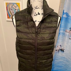 uniqlo ultra light down vest xs camo camouflage green new nwot Packable